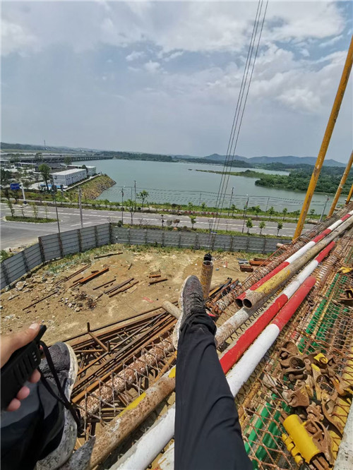 碧江区作业中发生设备损坏或人员意外，责任怎么划分？